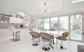 Home In Southsea With Hot Tub, Close To The Sea